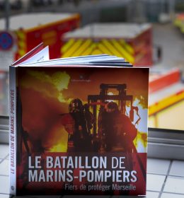 Le mercredi 17 novembre 2021, un marin-pompier à prie des photos du livre du bataillon de marins-pompiers de Marseille à SAINT-LAZARE.