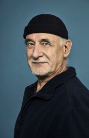 Ian Manook Ian Manook, auteur de L’oiseau bleu d’Erzeroum, à Paris le 26 mars 2021